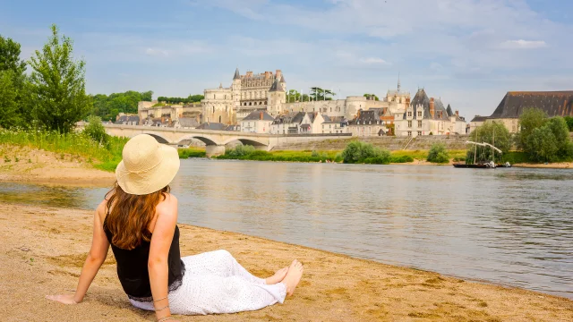 Plage de Nazelles-Négron, face au château royal d'Amboise.