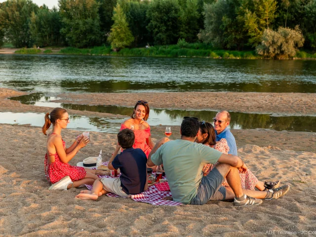 Pique-nique sur la plage de Nazelles-Négron.
