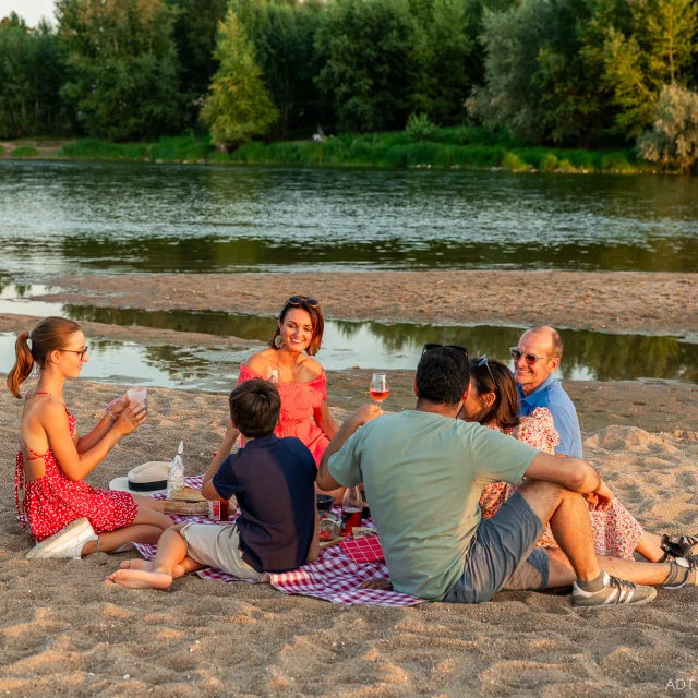 Pique-nique sur la plage de Nazelles-Négron.